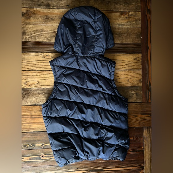 AMERICAN EAGLE OUTFITTERS β’ puffer quilted vest with faux fur hood navy blue AEO - Picture 2 of 13